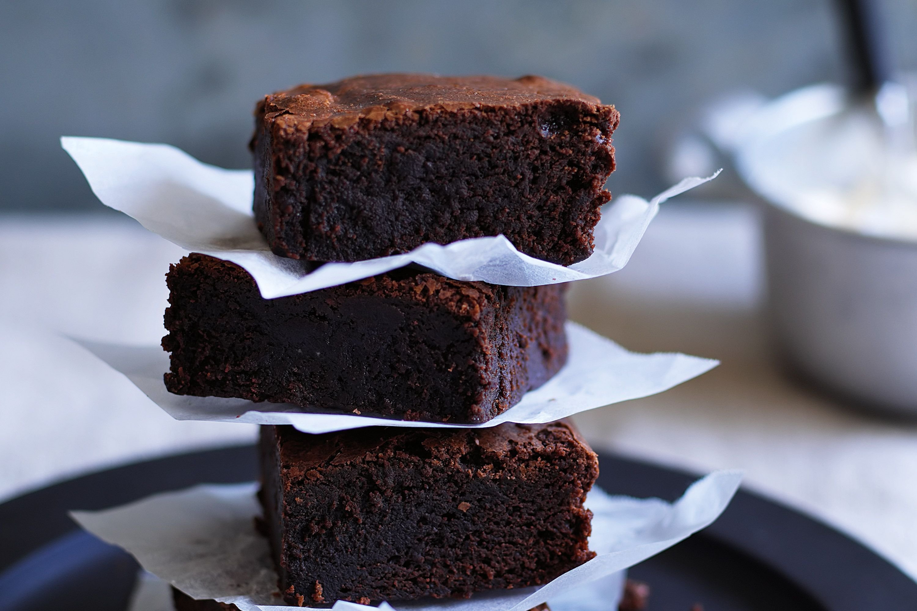Торт брауни классический. Шоколадный Брауни. Шоколадное пирожное Брауни. Пирожные Брауни с темным шоколадом. Кекс Брауни шоколадный.