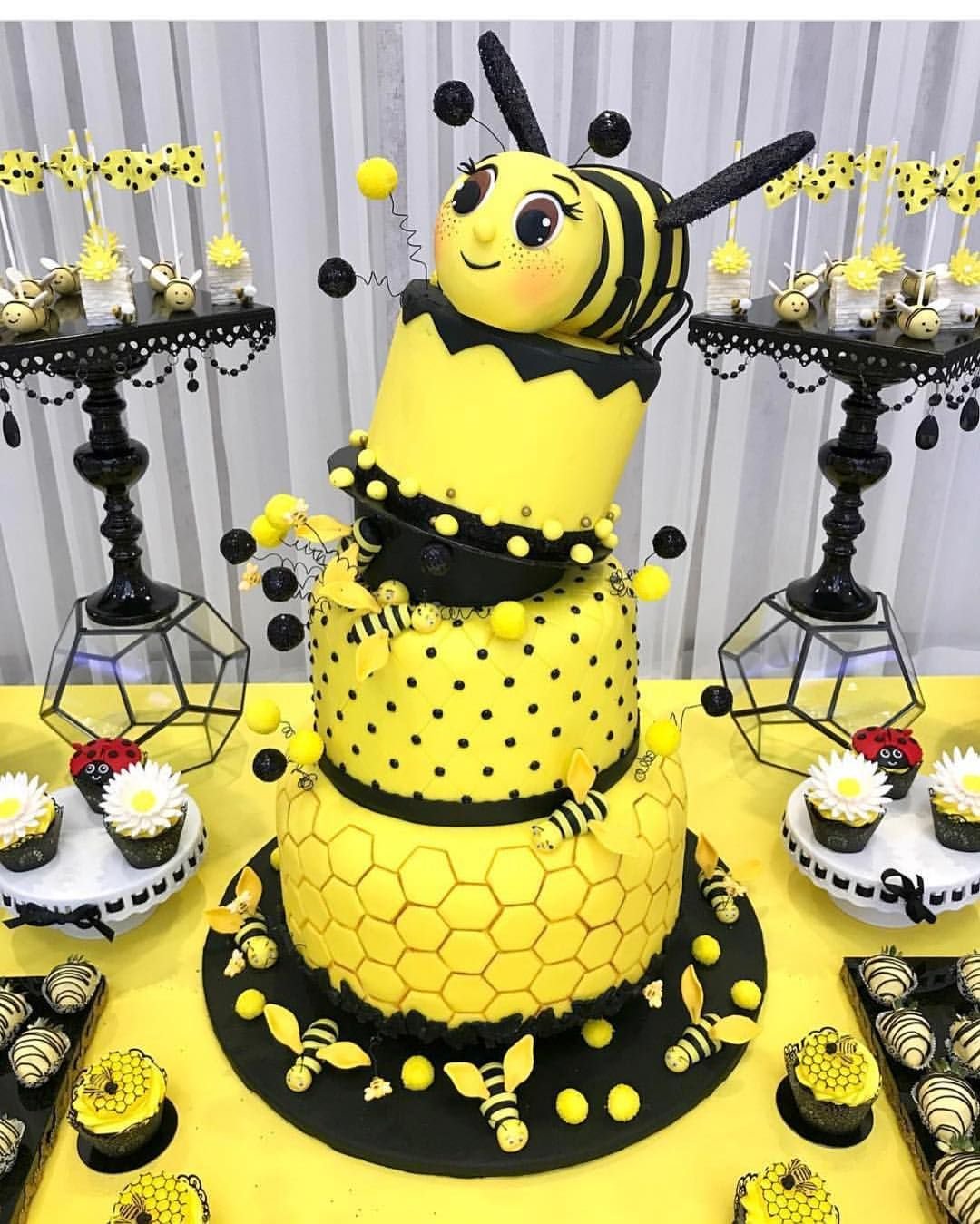 Торт желтый детский