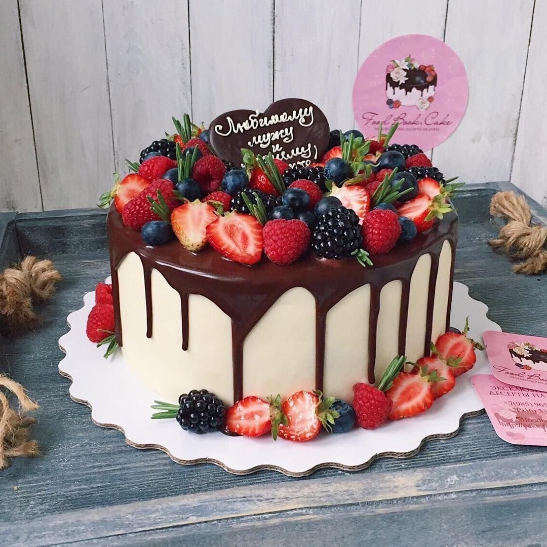 Торт маме дети. Торт с фруктами. Декор торта на день рождения. Тортик с ягодами. Торт на день рождения ребенку с фруктами.