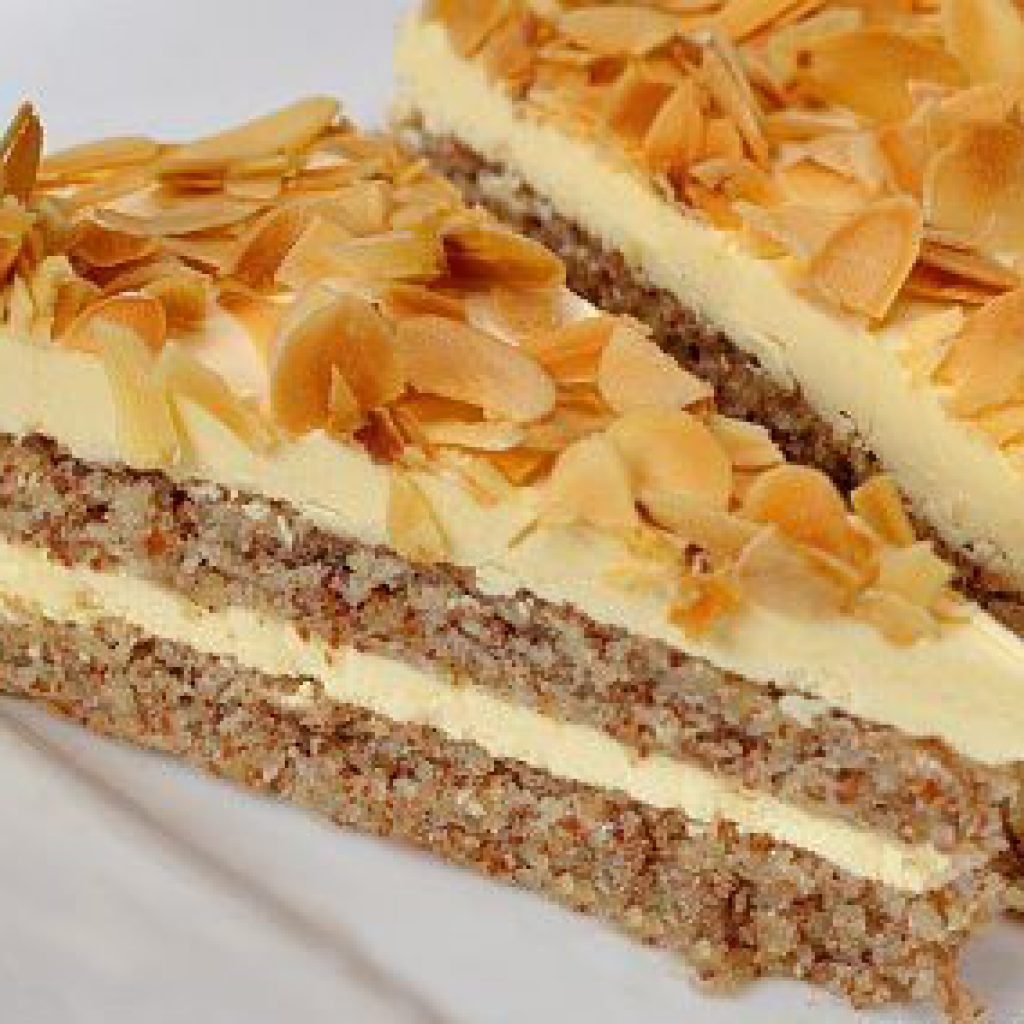 Украсить торт миндальными лепестками