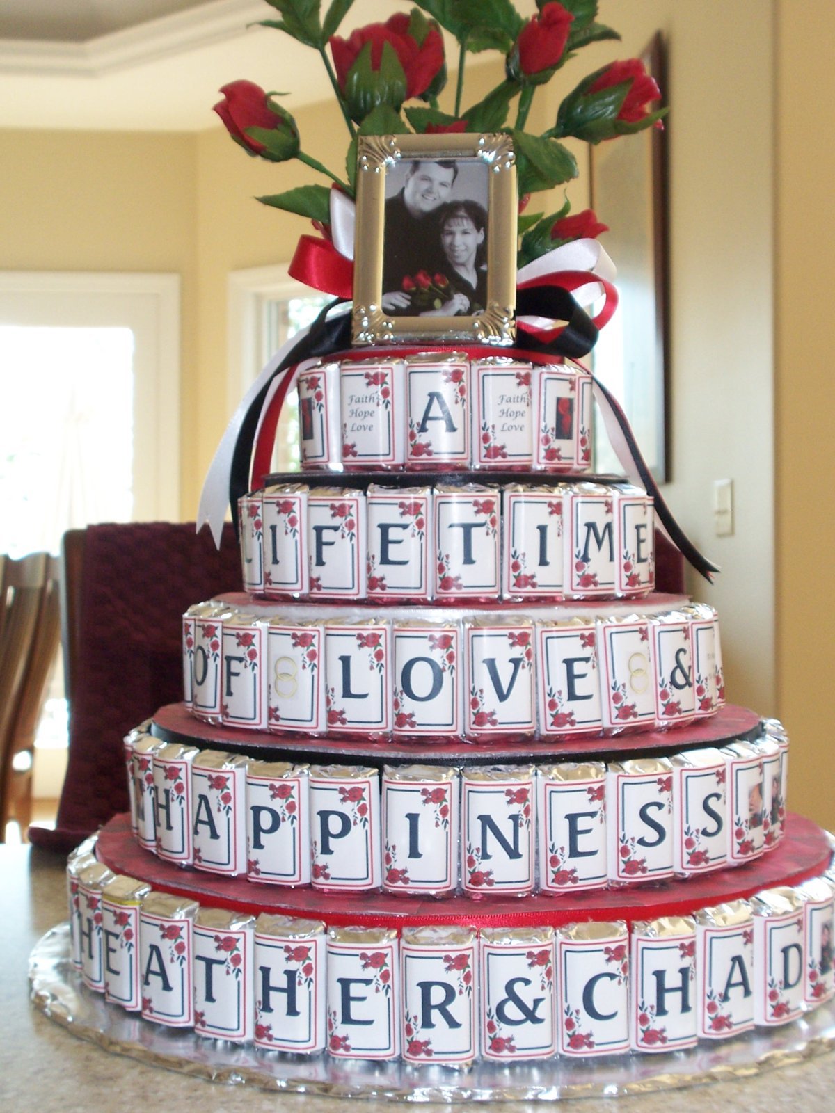 Денежный торт с пожеланиями на свадьбу