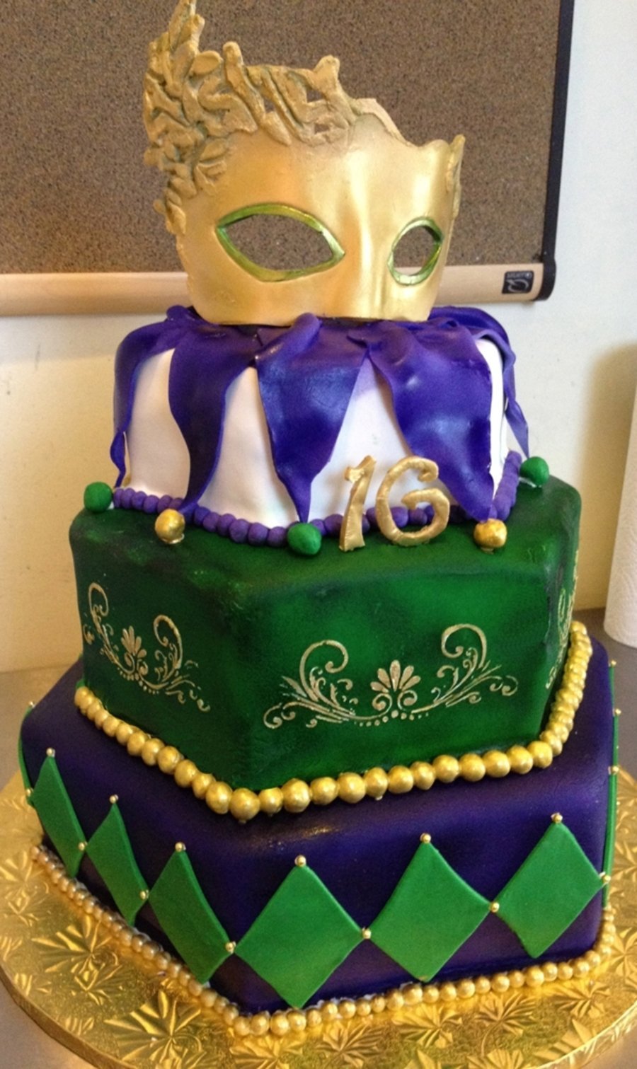 Маски на дне рождении. Mardi gras торт. Торт маска. Торт с карнавальной маской. Торт маска квадратный.