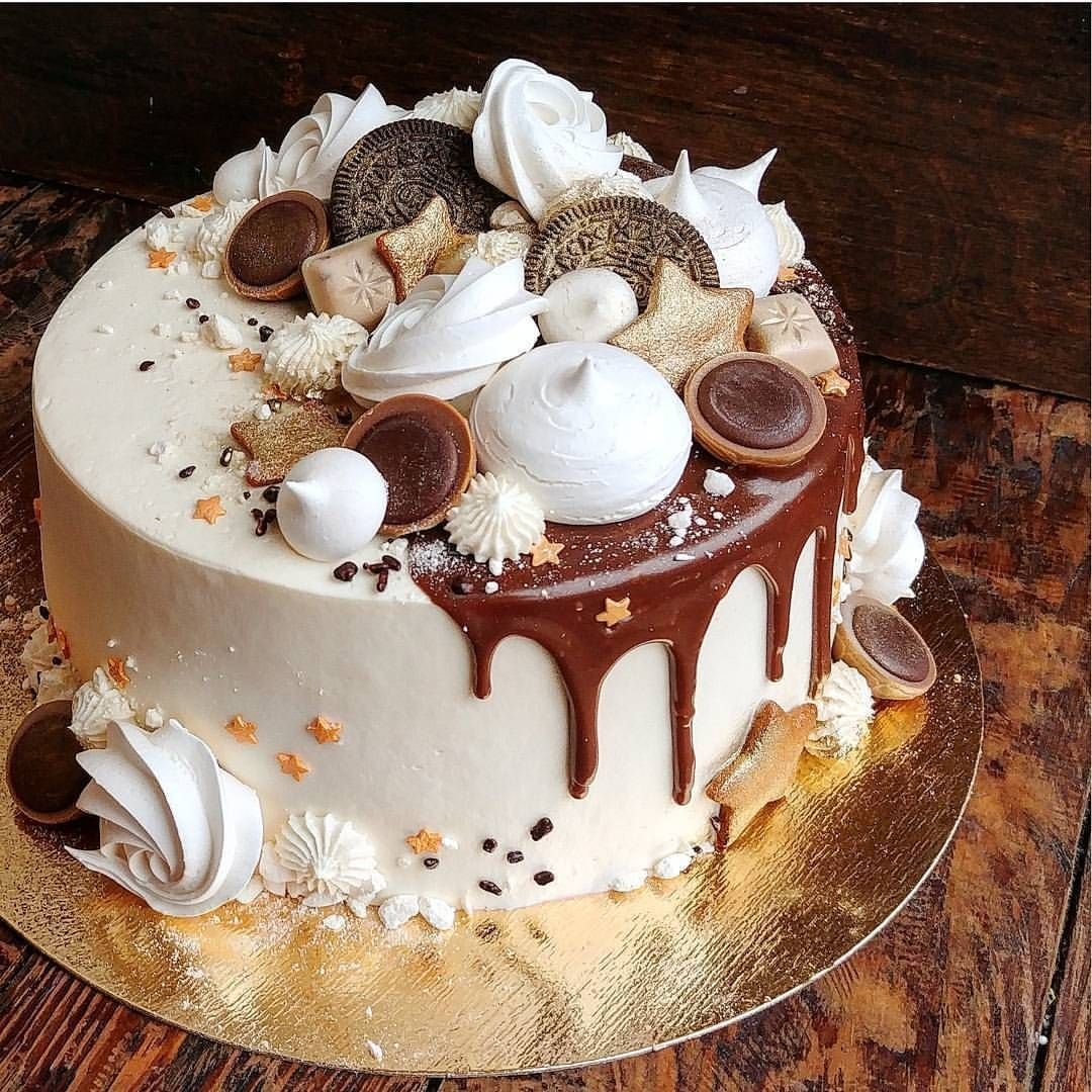 Торт украшенный ягодами и бабочками