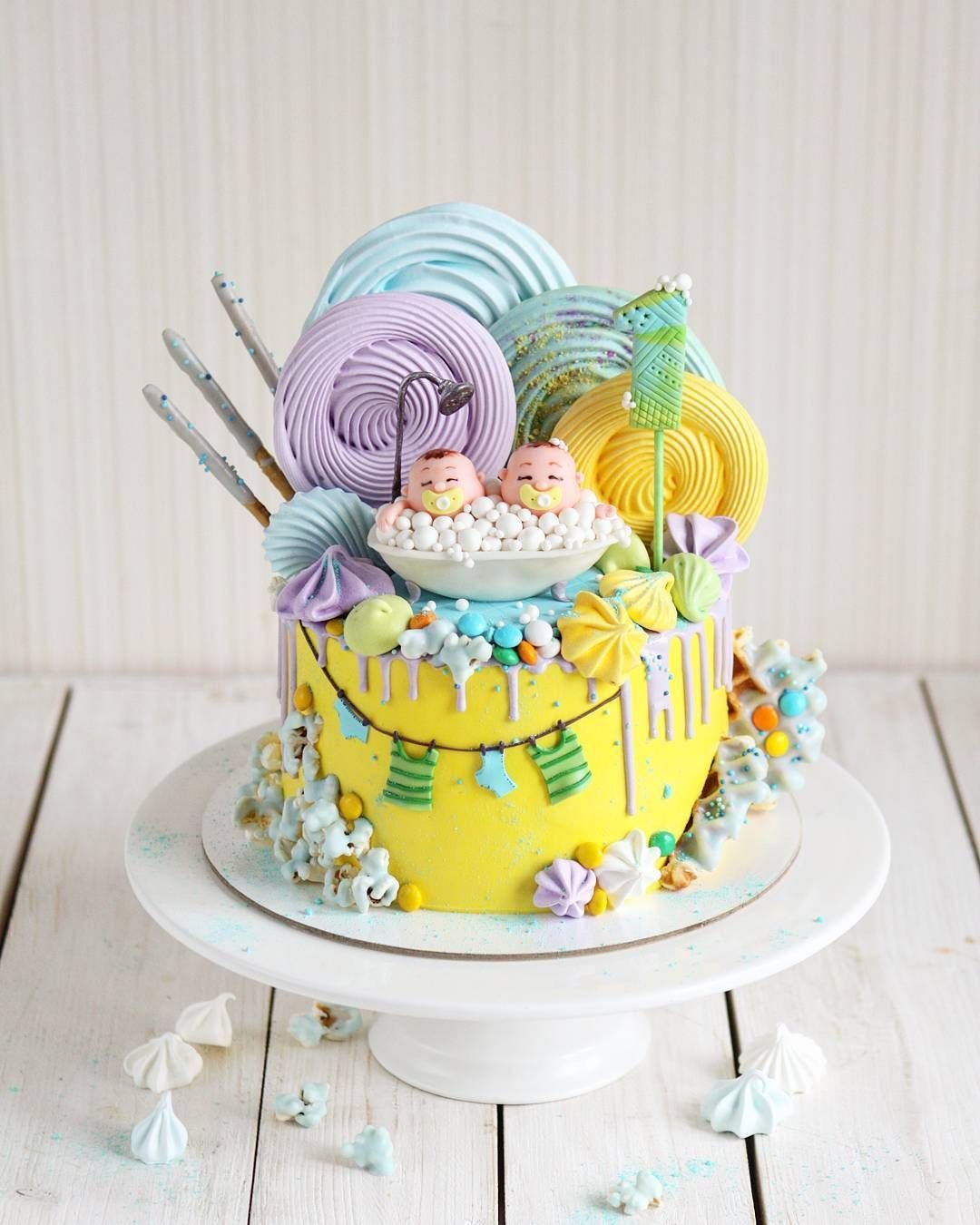 Торт для двойняшек с коронами