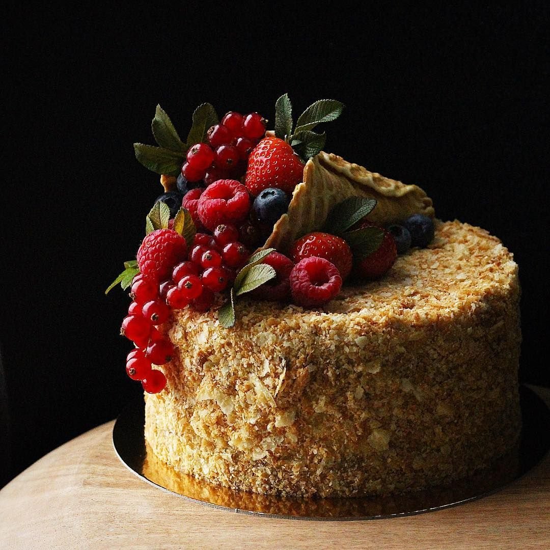 Декор торта Наполеон ягодами