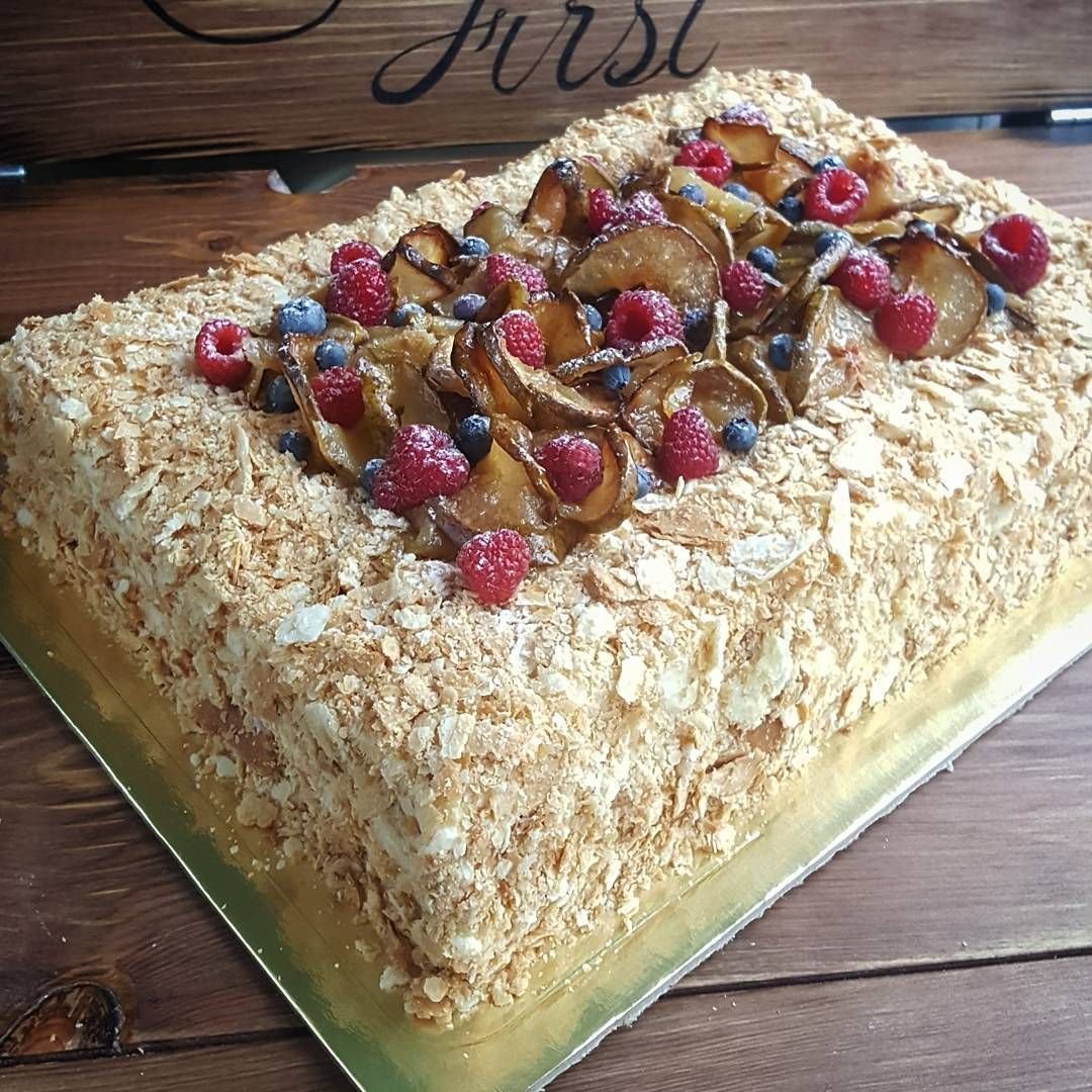 Медовик украшенный цветами