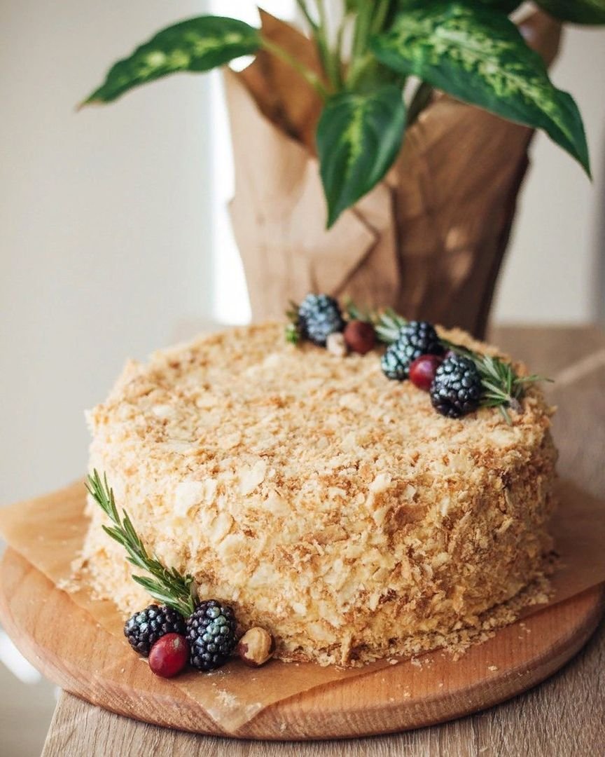 Декор торта Наполеон ягодами