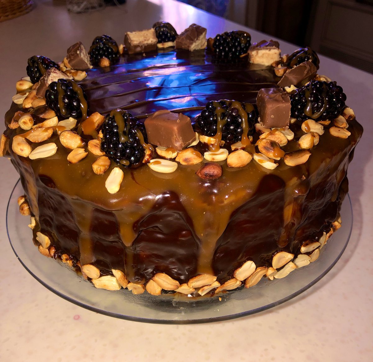 Торт украшенный конфетами