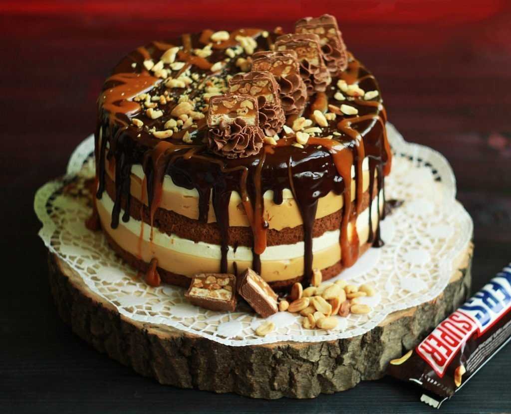 Украсить торт Сникерс