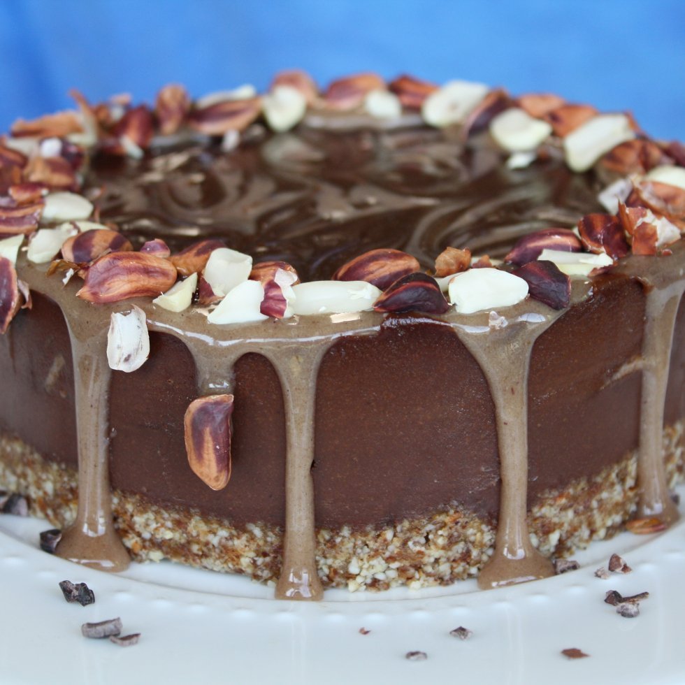 Украшение торта твиксом