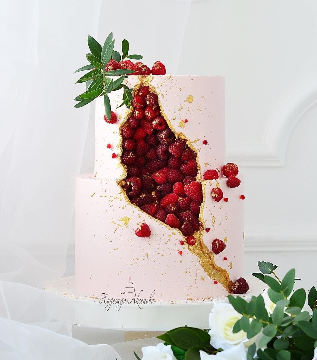 Украшение торта гранатовыми зернами