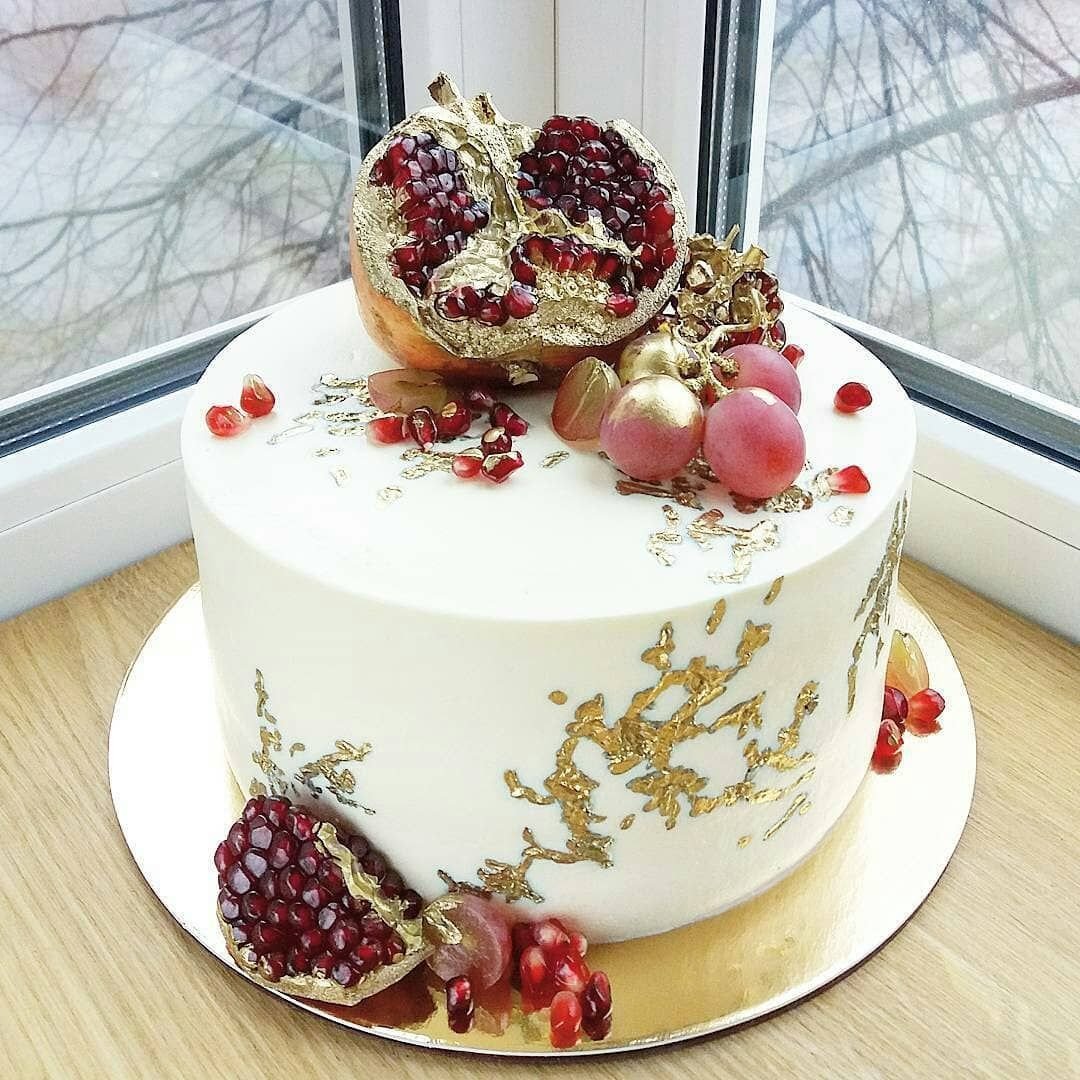 Украшение торта гранатом