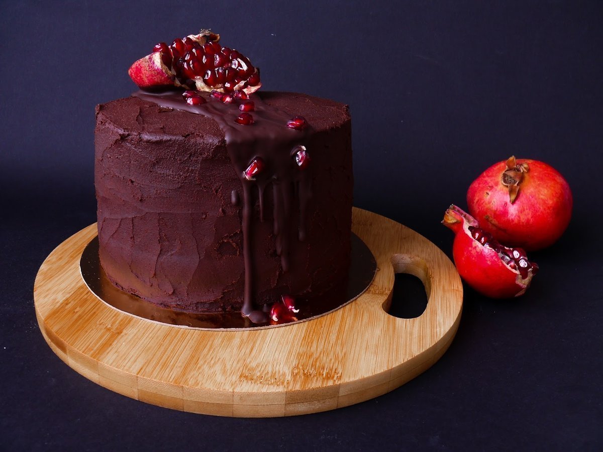 Украшение торта ягодами