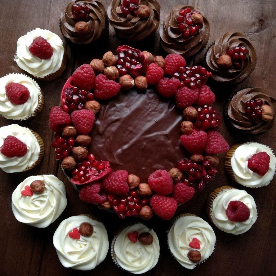 Торт с гранатом декор