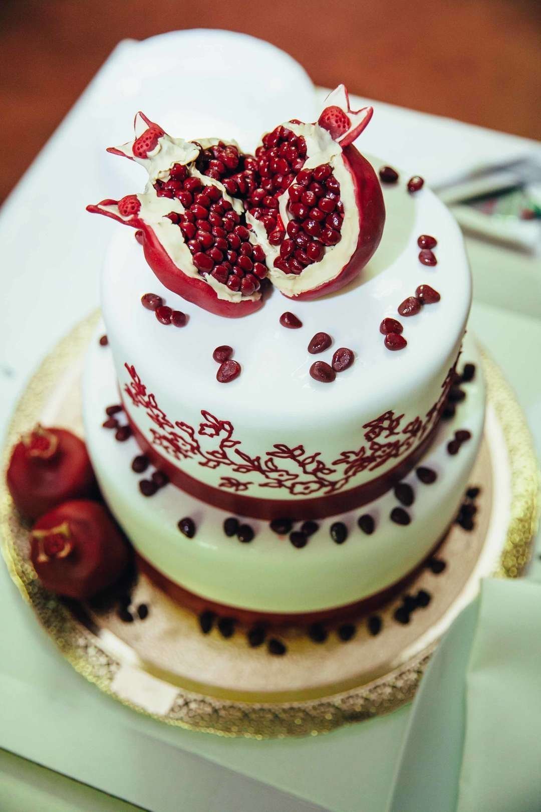 Торт украшенный гранатом