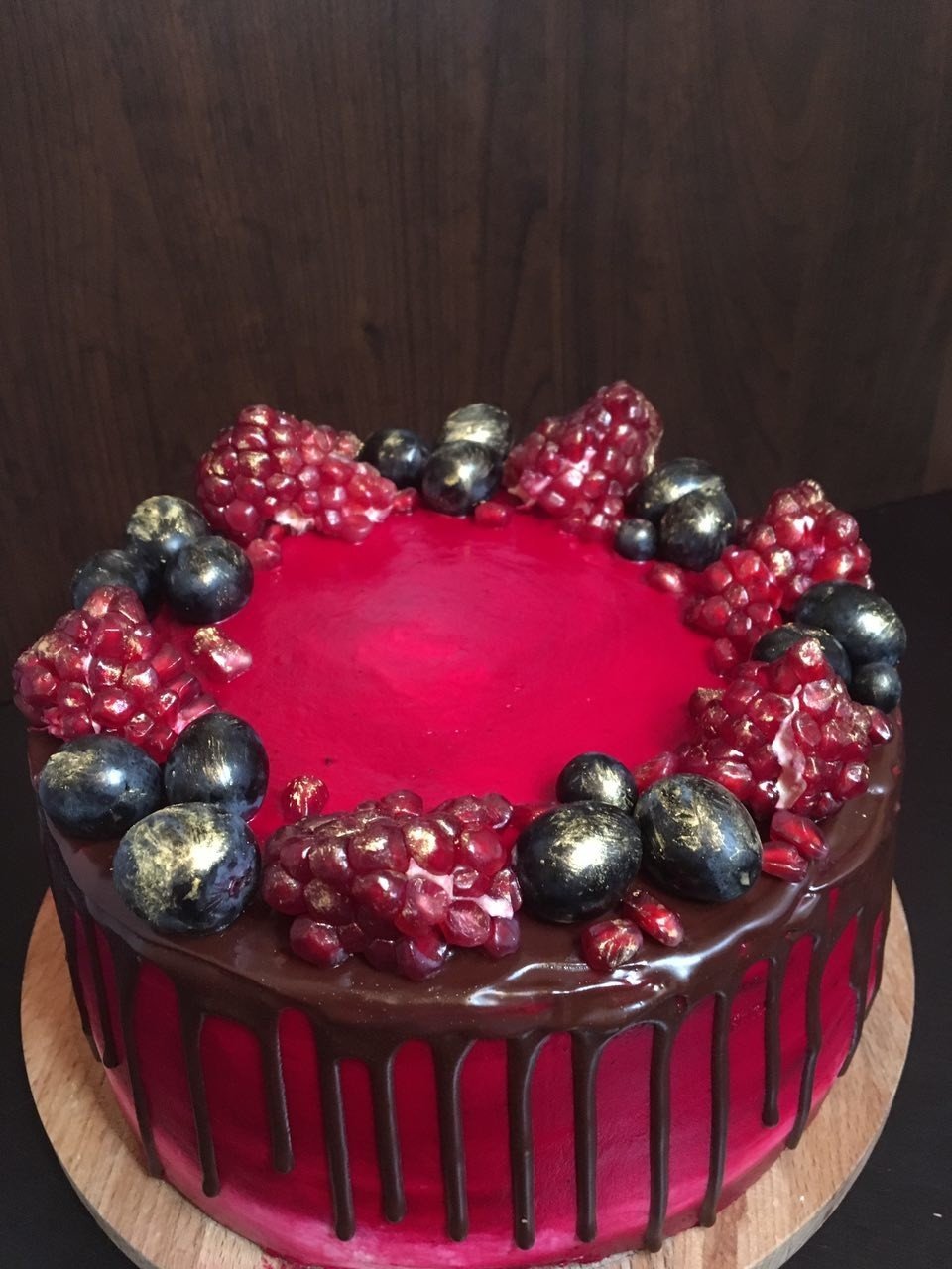 Украшение торта гранатом