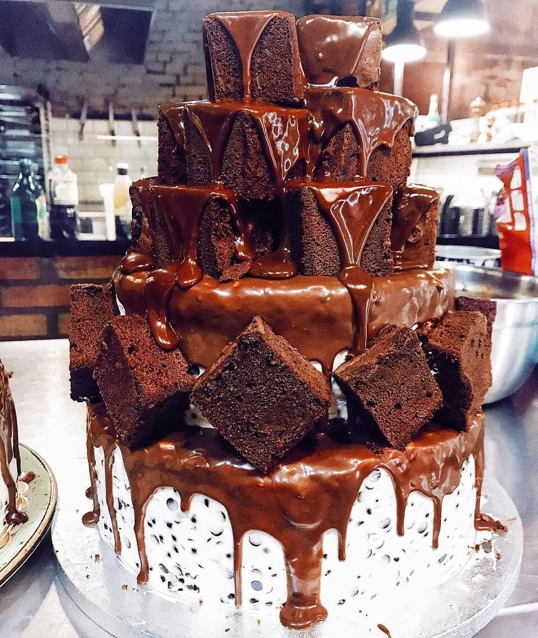 Торт с шоколадным декором