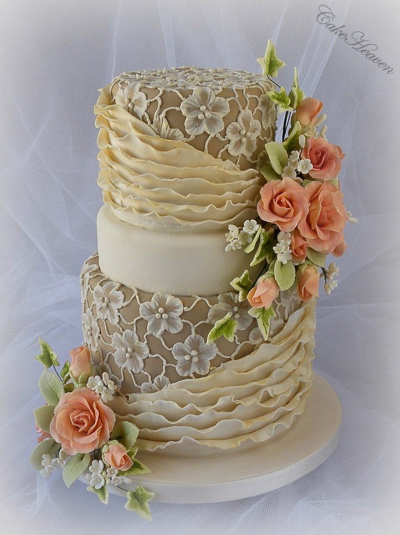 Свадебные красивые кружевные кремовые торты