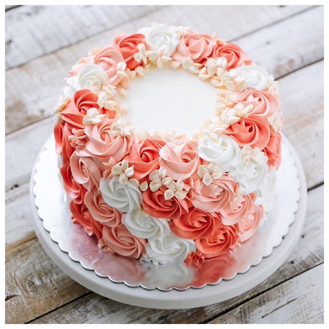 Торт украшенный розочками из крема