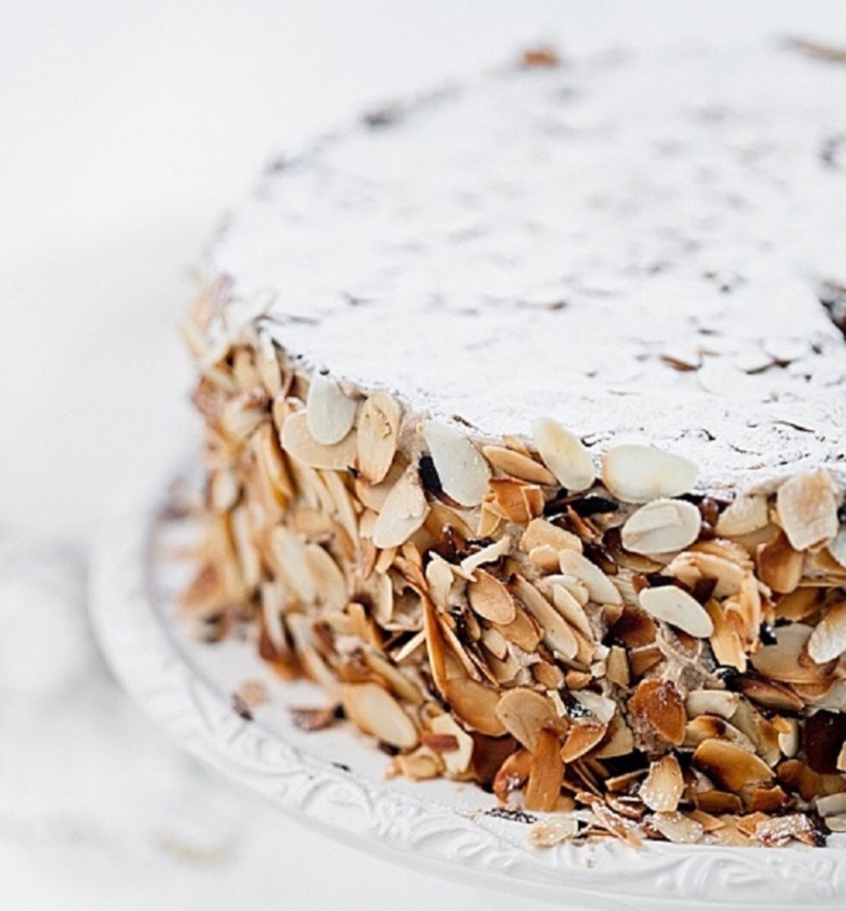 Украшение миндального торта