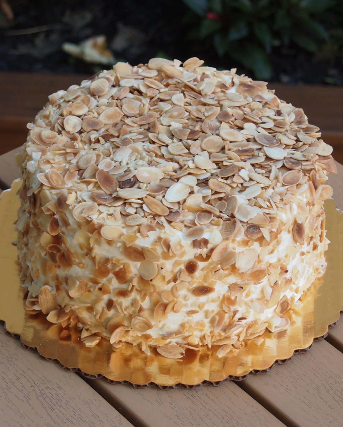 Молочная девочка украшение миндальными лепестками