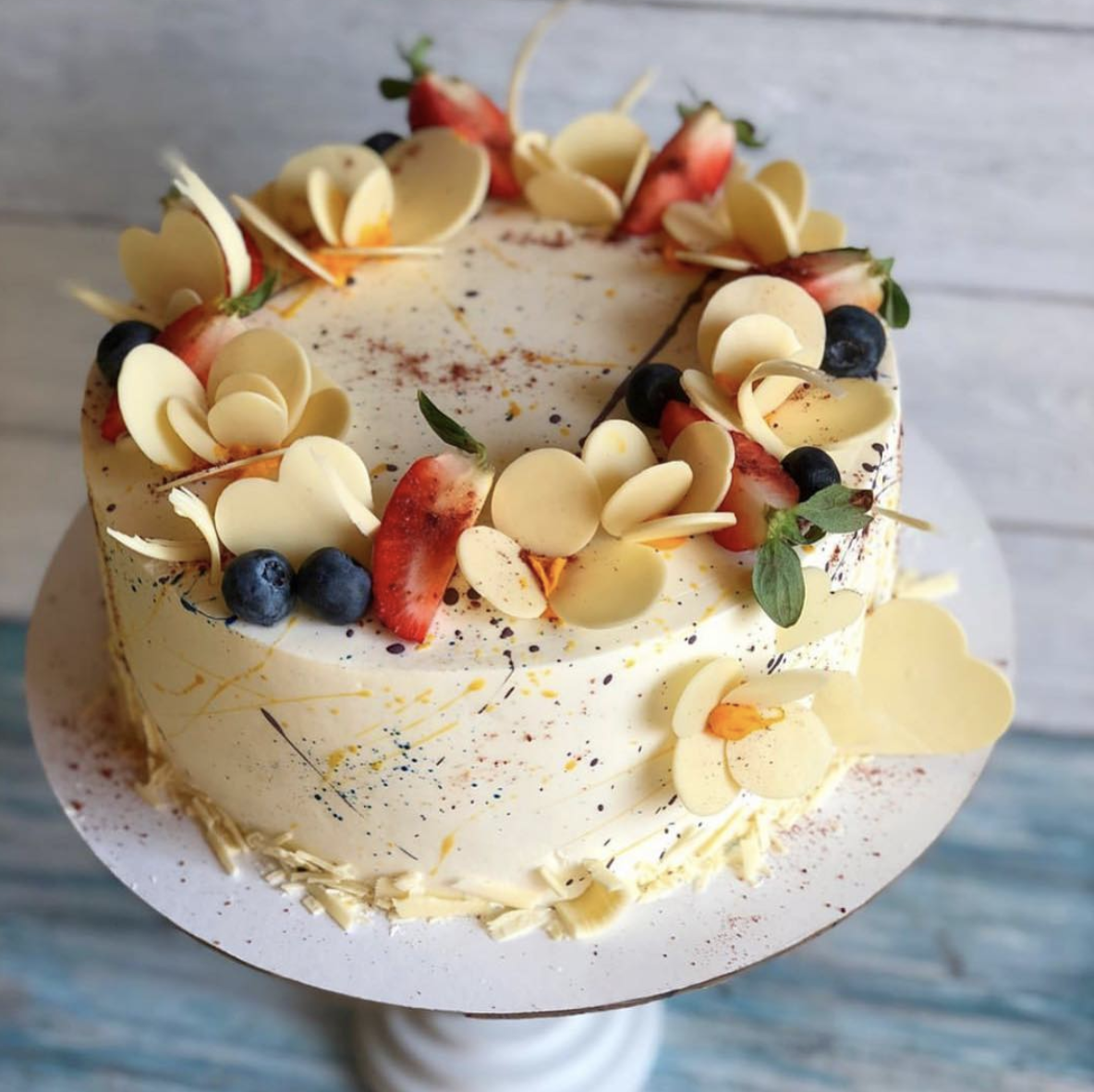 Украшение торта миндалем