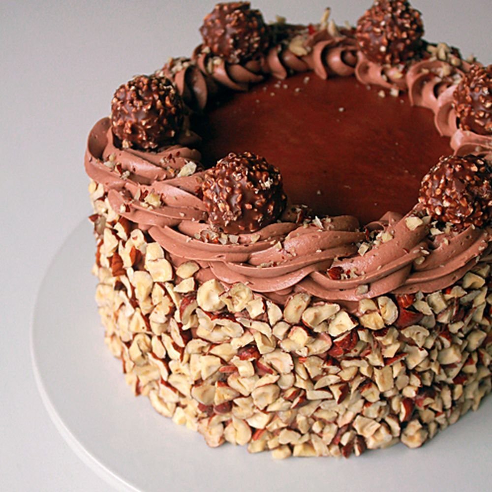 Украшение торта миндальными лепестками