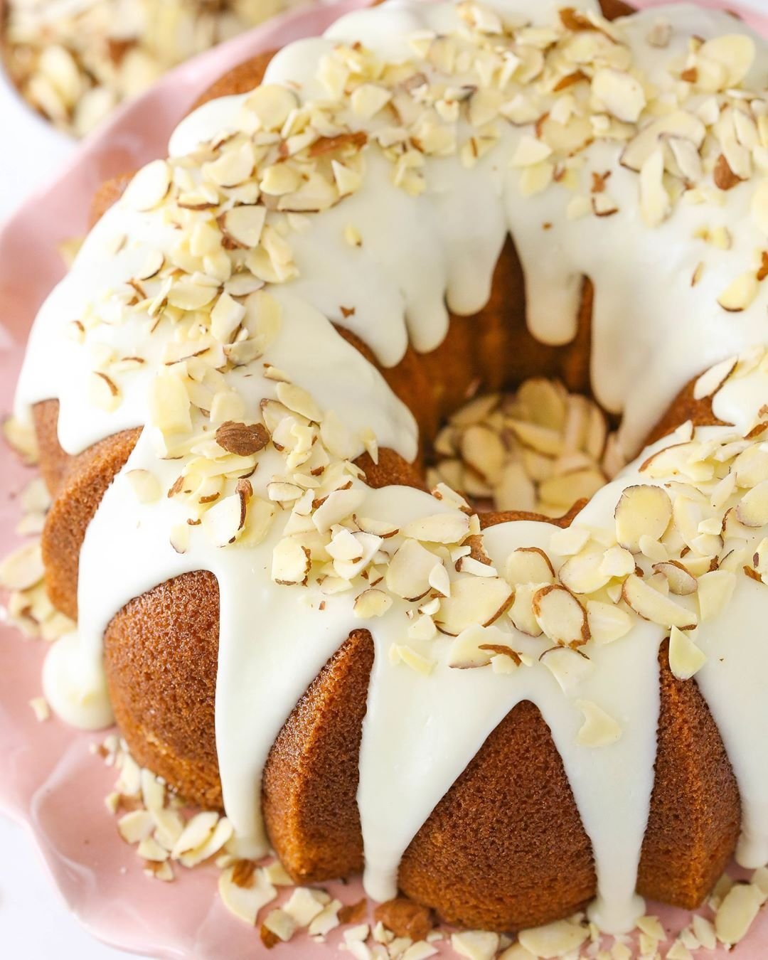 Украшение торта миндальными лепестками и клубникой