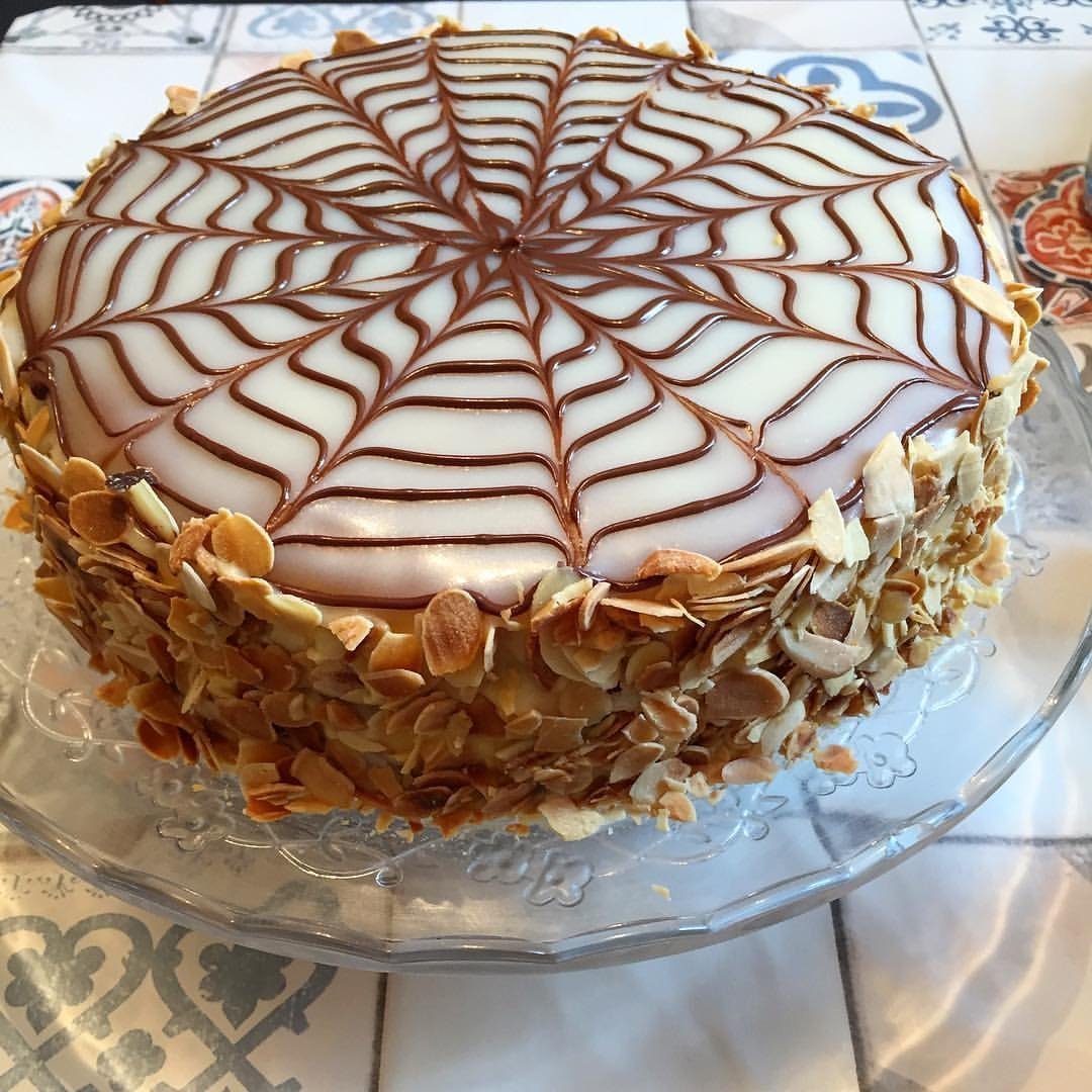 Украшение миндальными лепестками