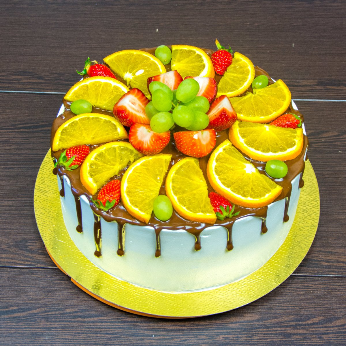 Украшение торта ягодами и киви