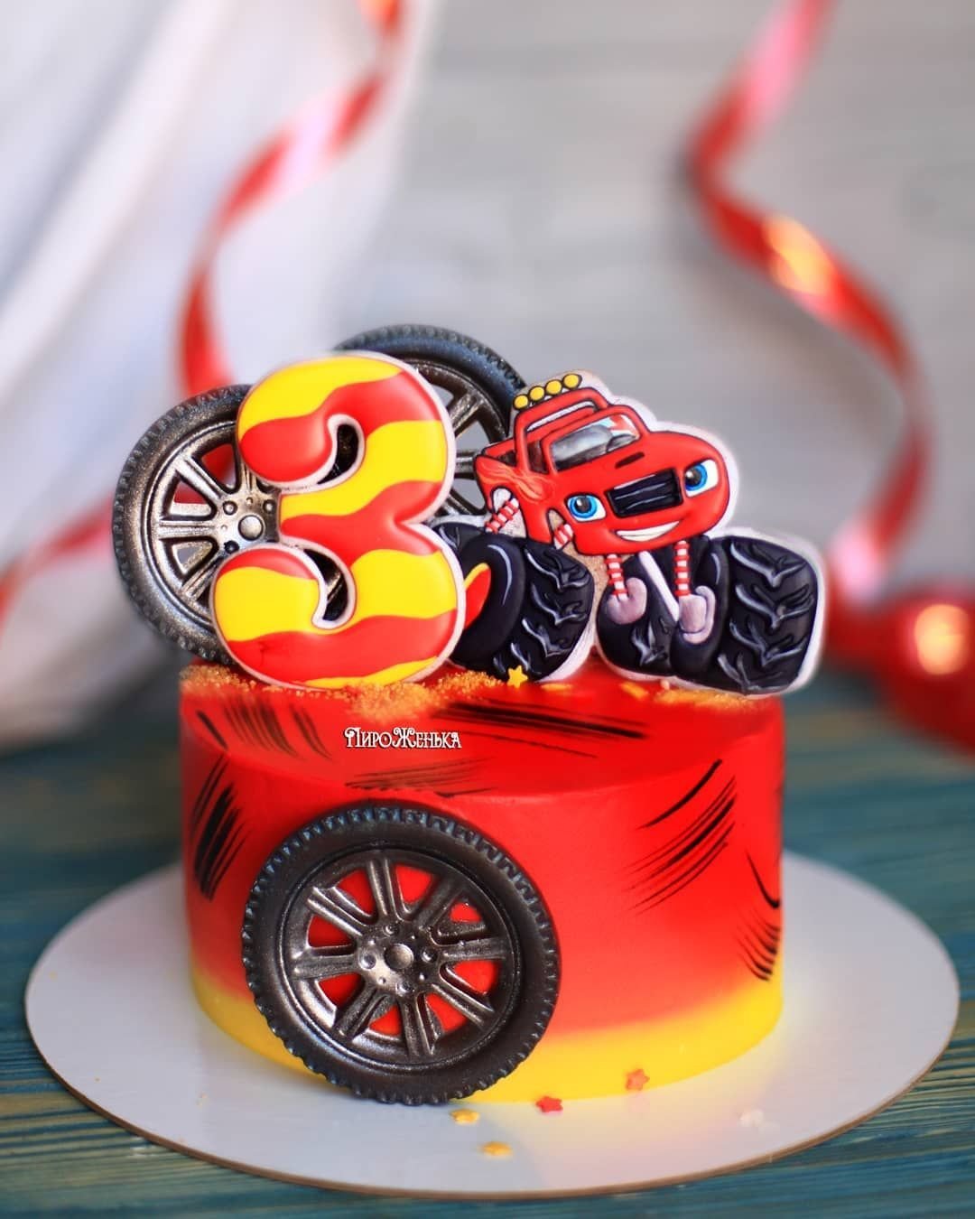 Вспыш торт для мальчика