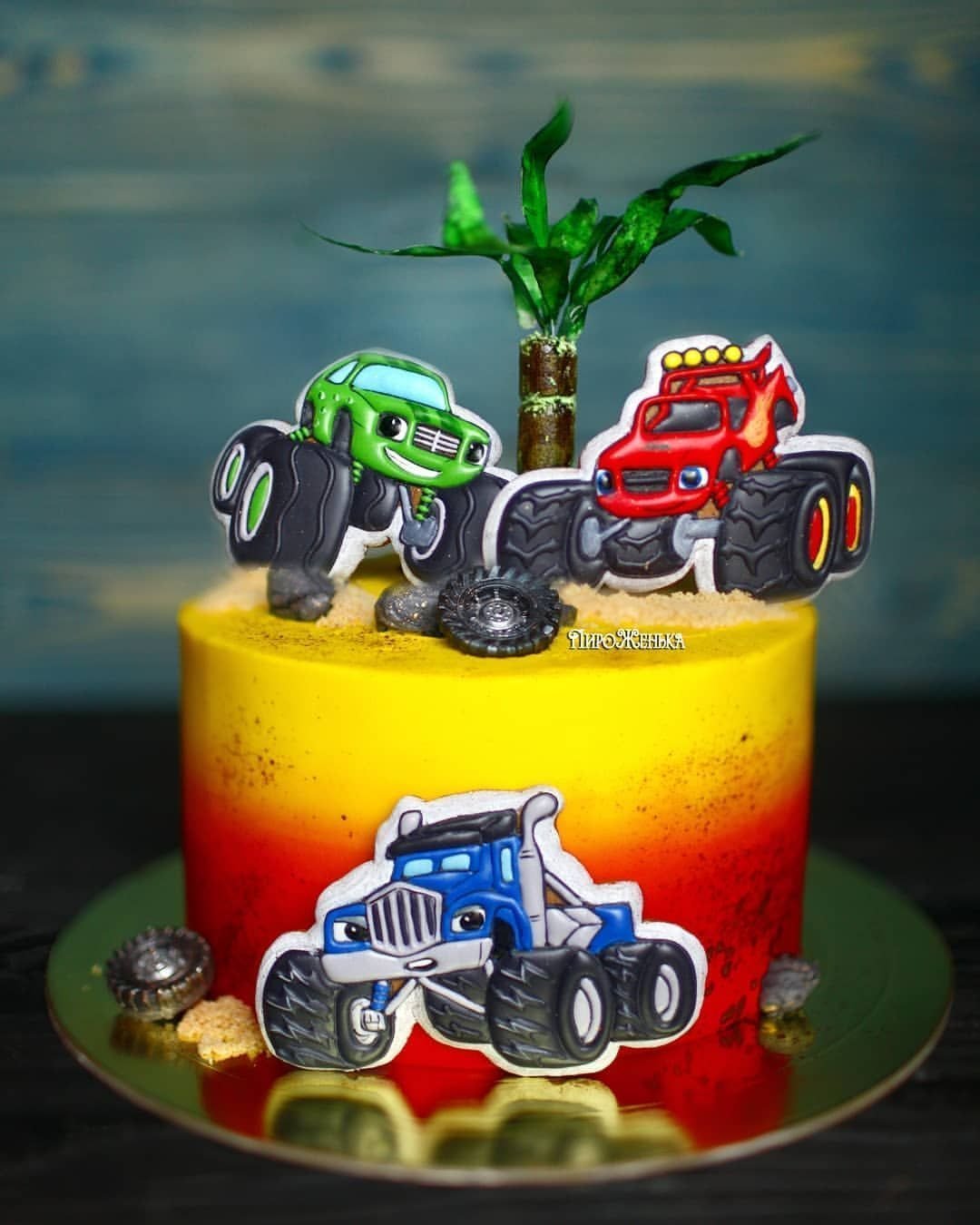 Торт Вспыш и чудо машинки