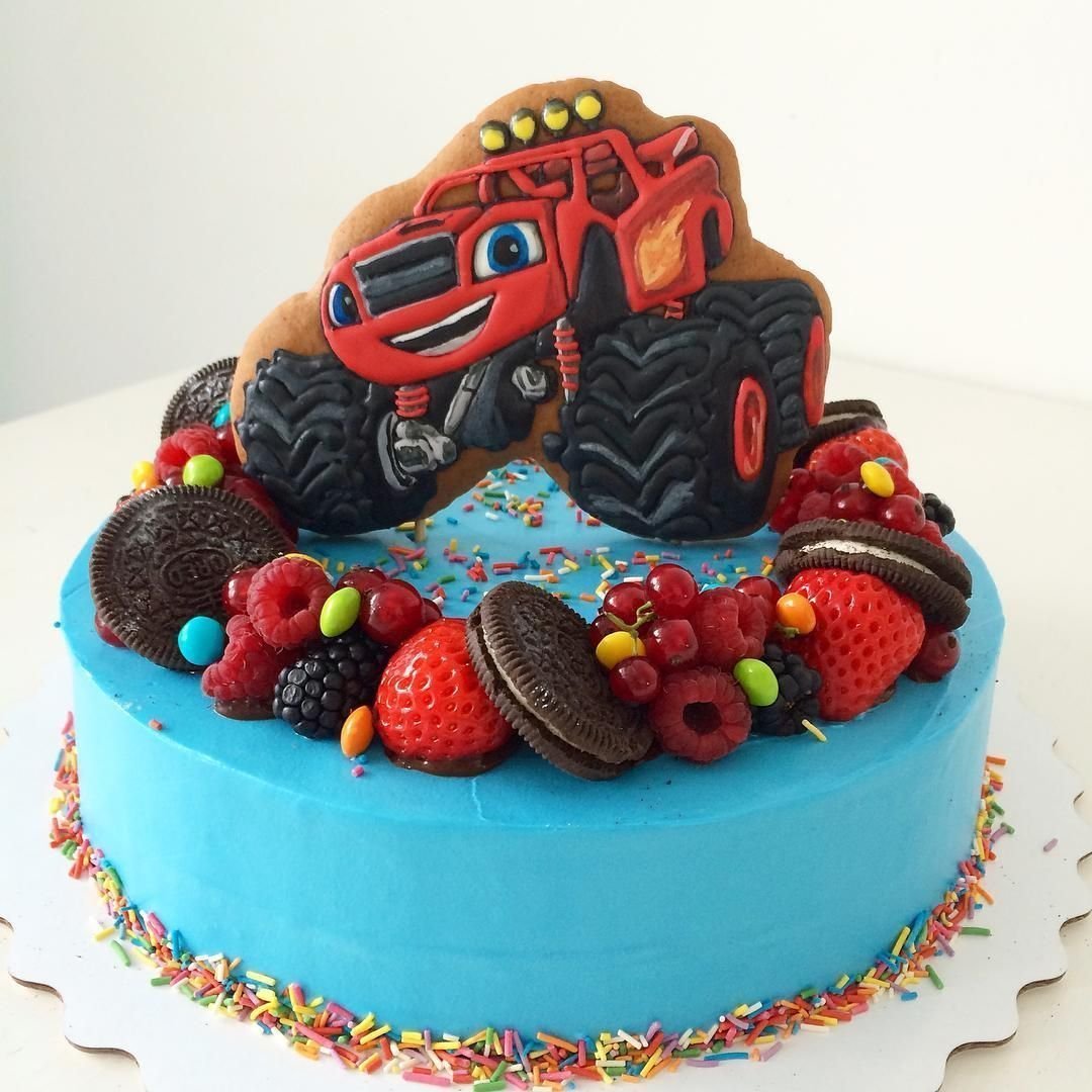 Торт с машинками мокас
