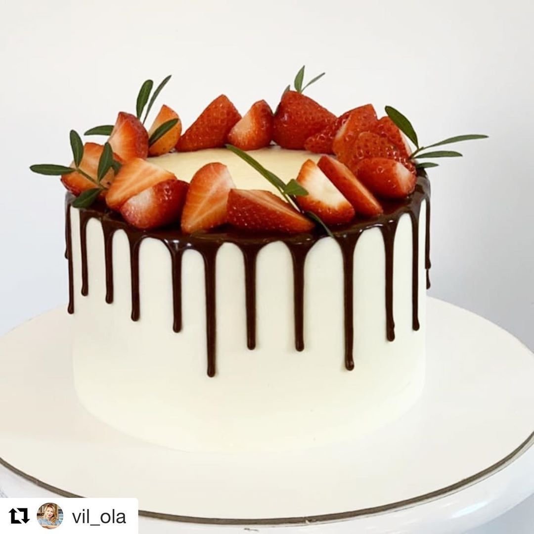 Торт с подтеками шоколада