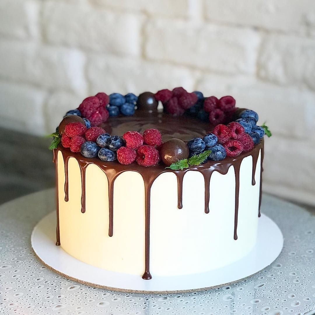 Торт с клубникой и шоколадом