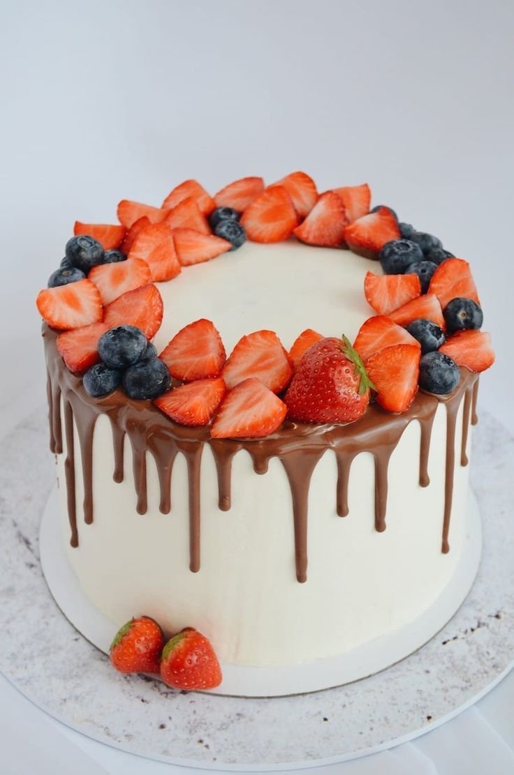 Декор торта с топпером и ягодами