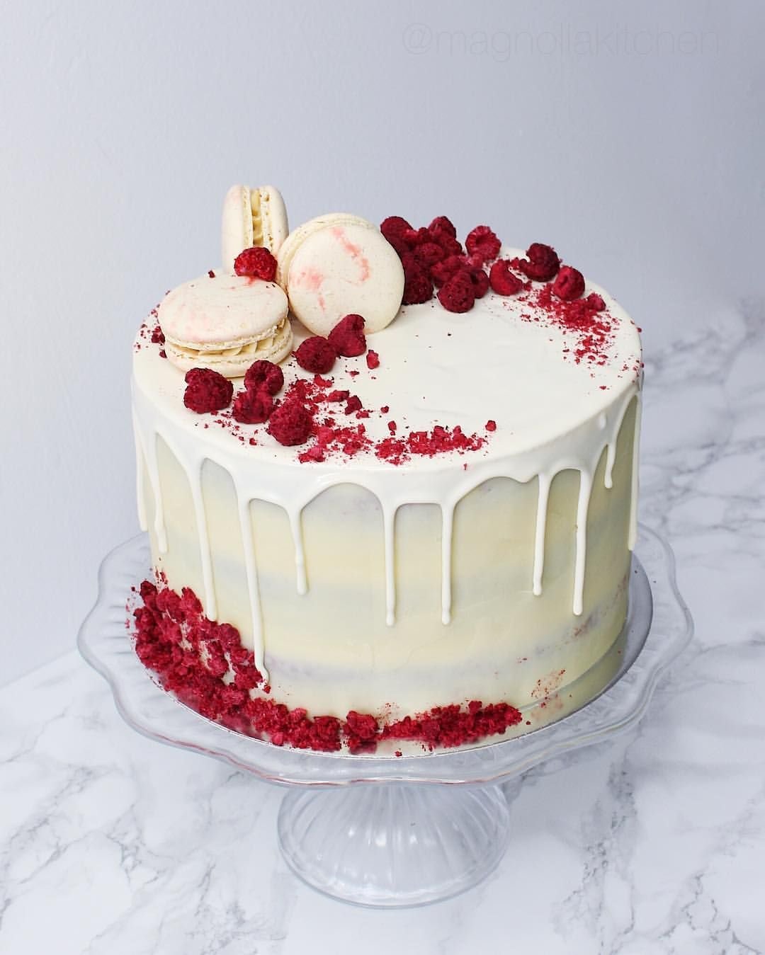 Торт с красными подтеками