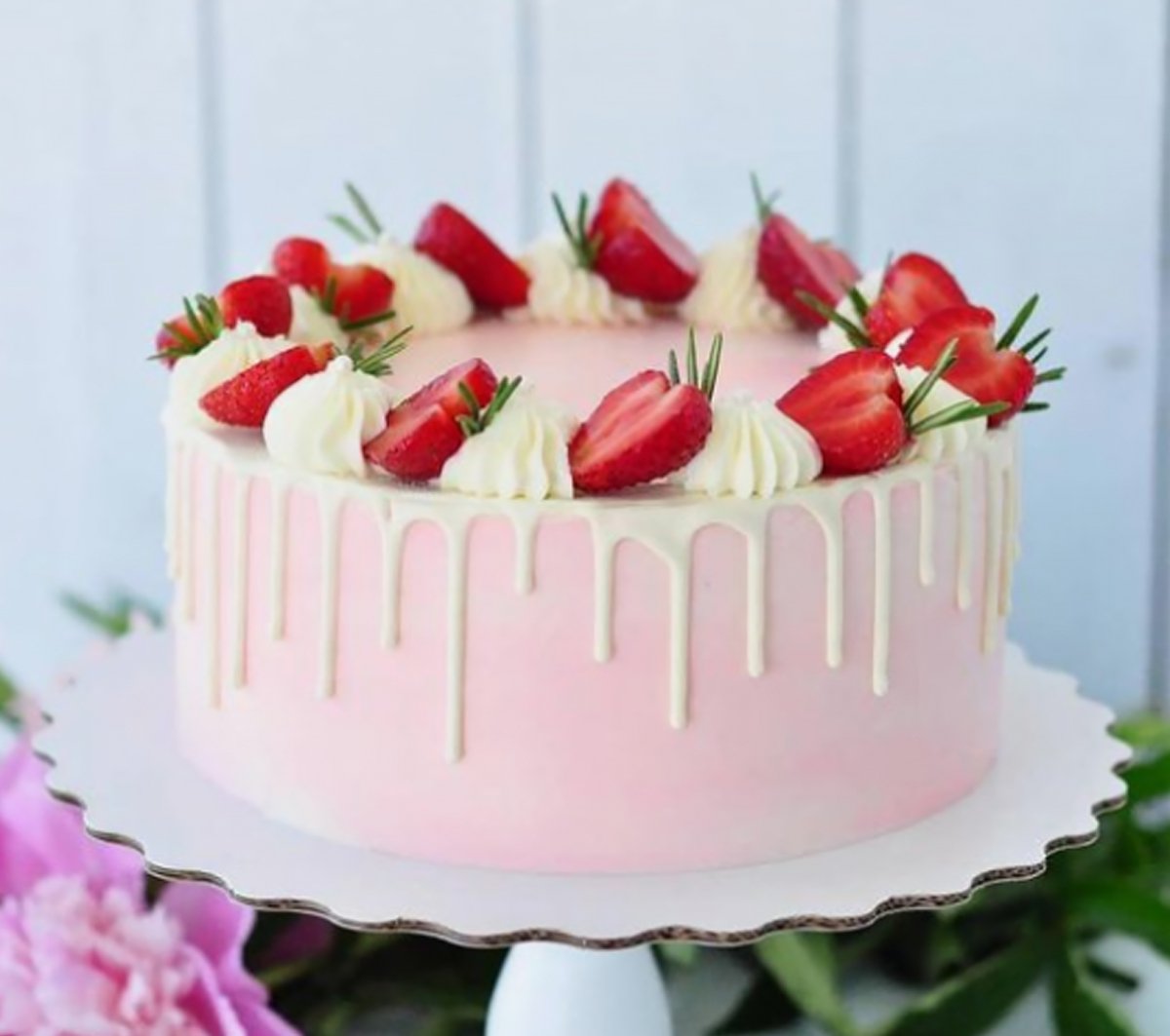 Торт с красными подтеками