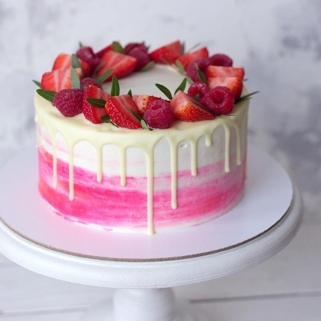 Торт с фруктами и ягодами