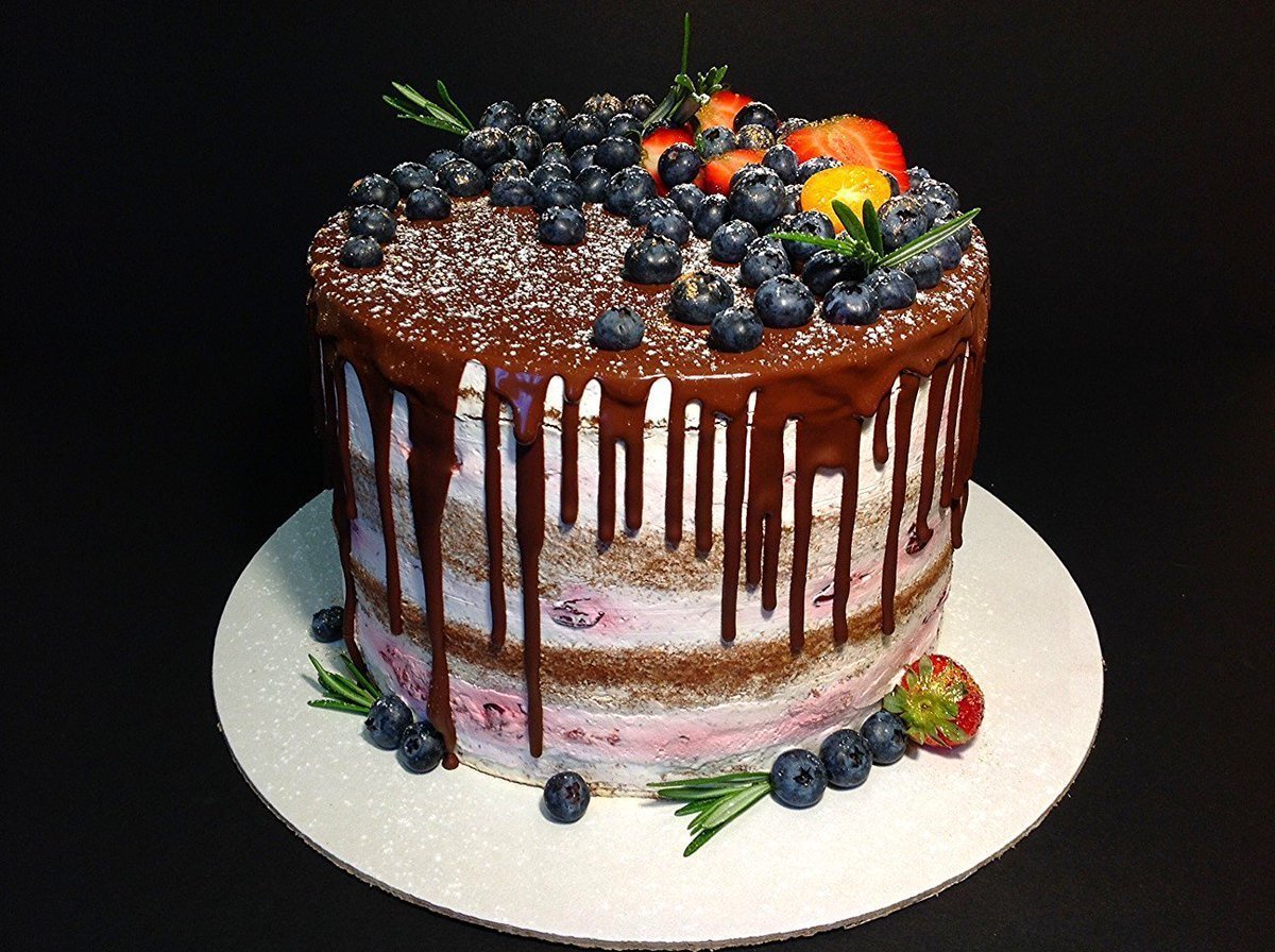 Муссовый торт украшенный ягодами