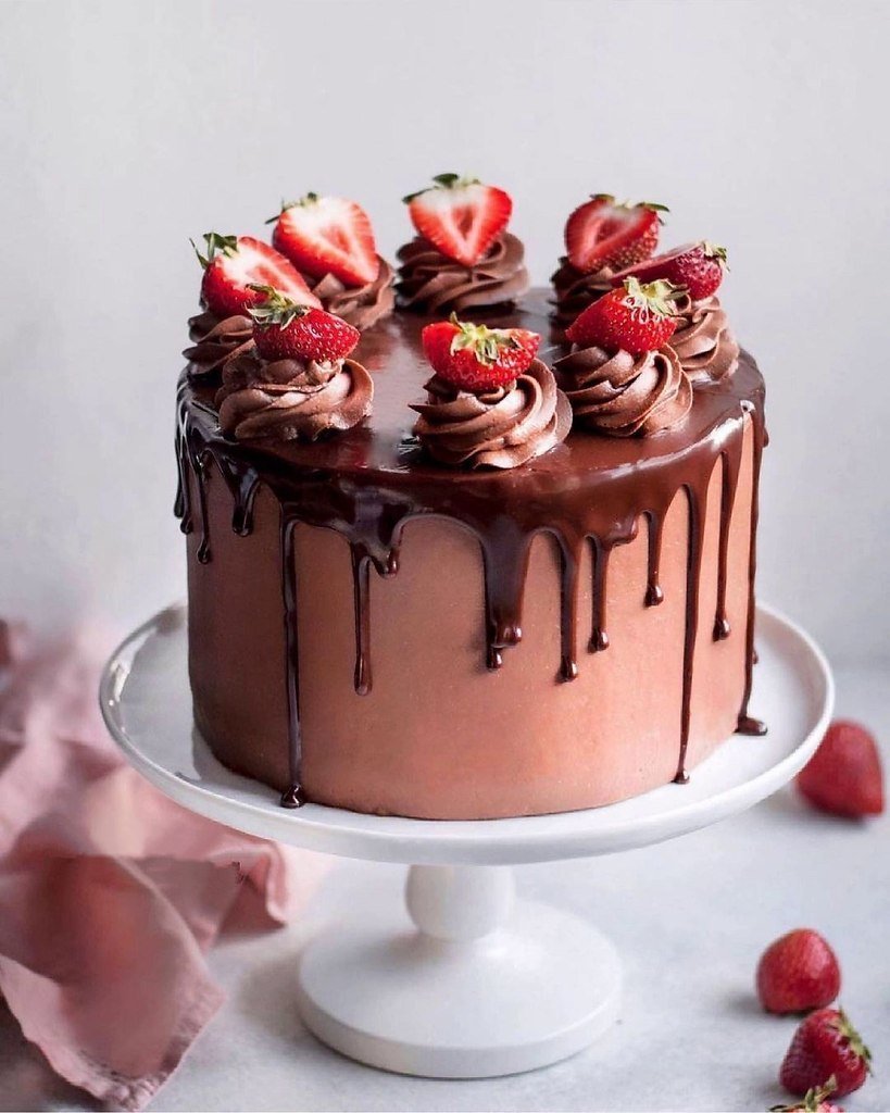 Торт с белыми подтеками