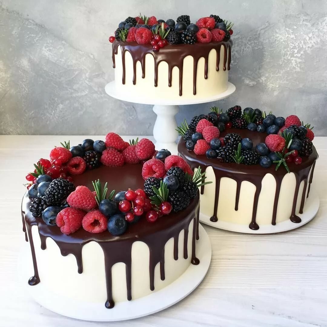 Торт с белыми подтеками