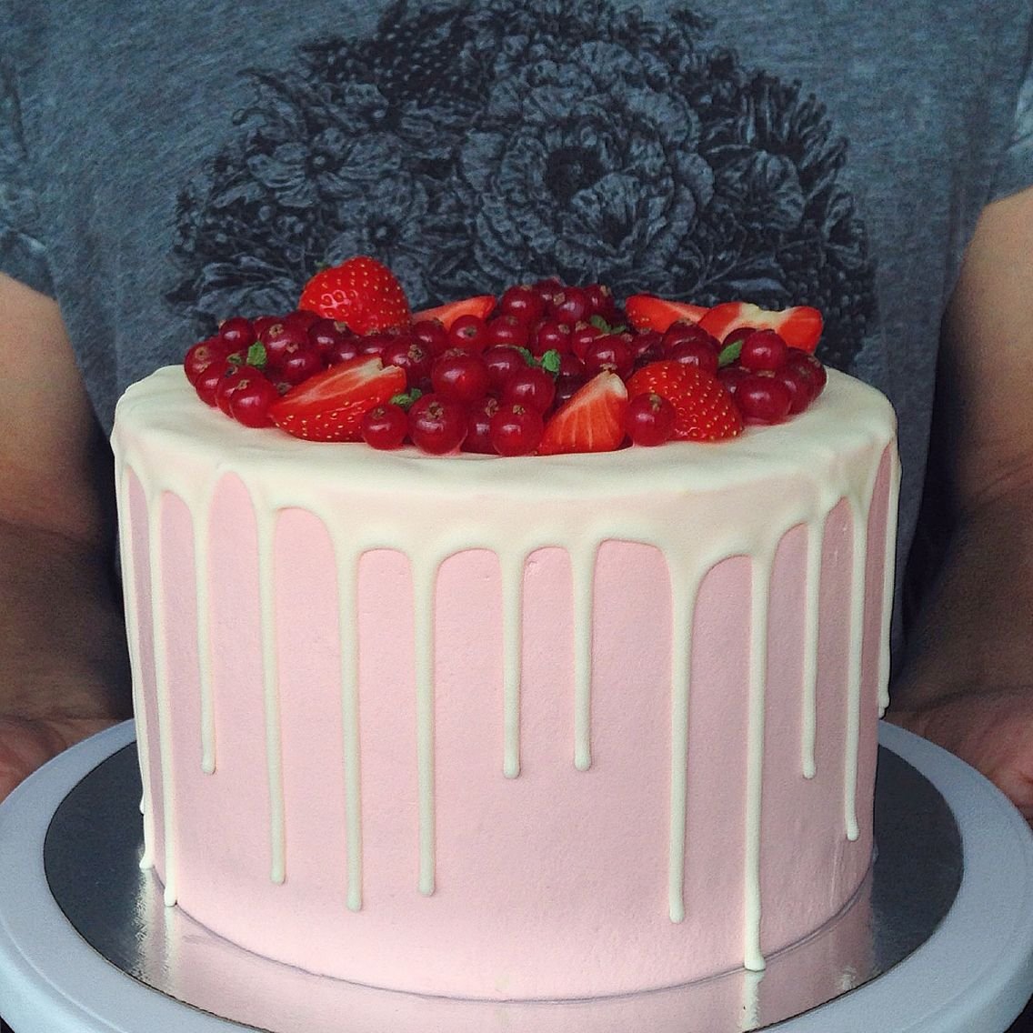 Украшение торта клубникой и черешней