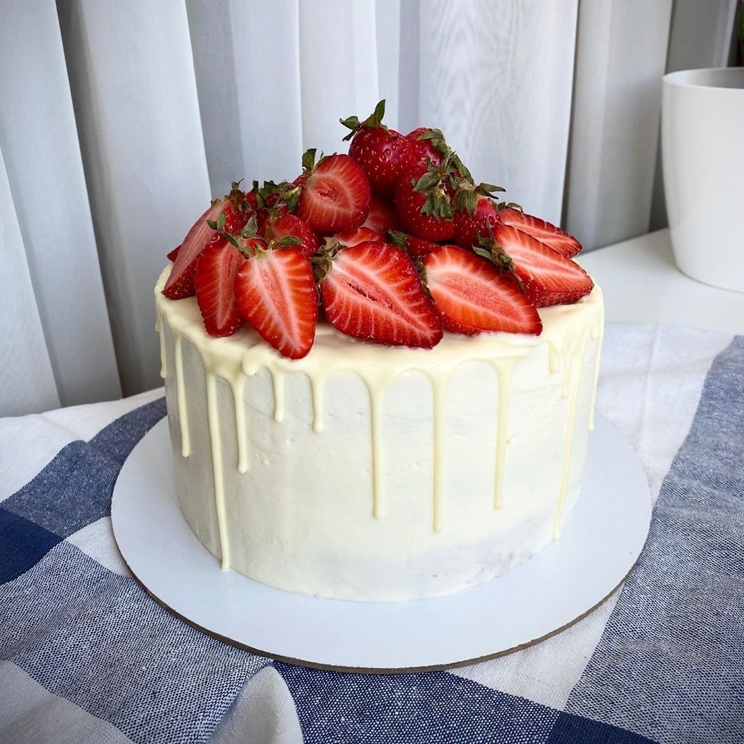 Торт с подтеками и клубникой