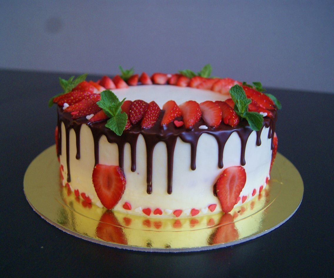 Торт круглый без ягод розовый