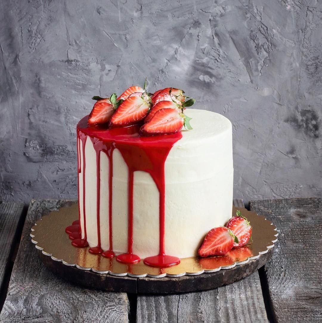 Украшение шоколадного торта ягодами