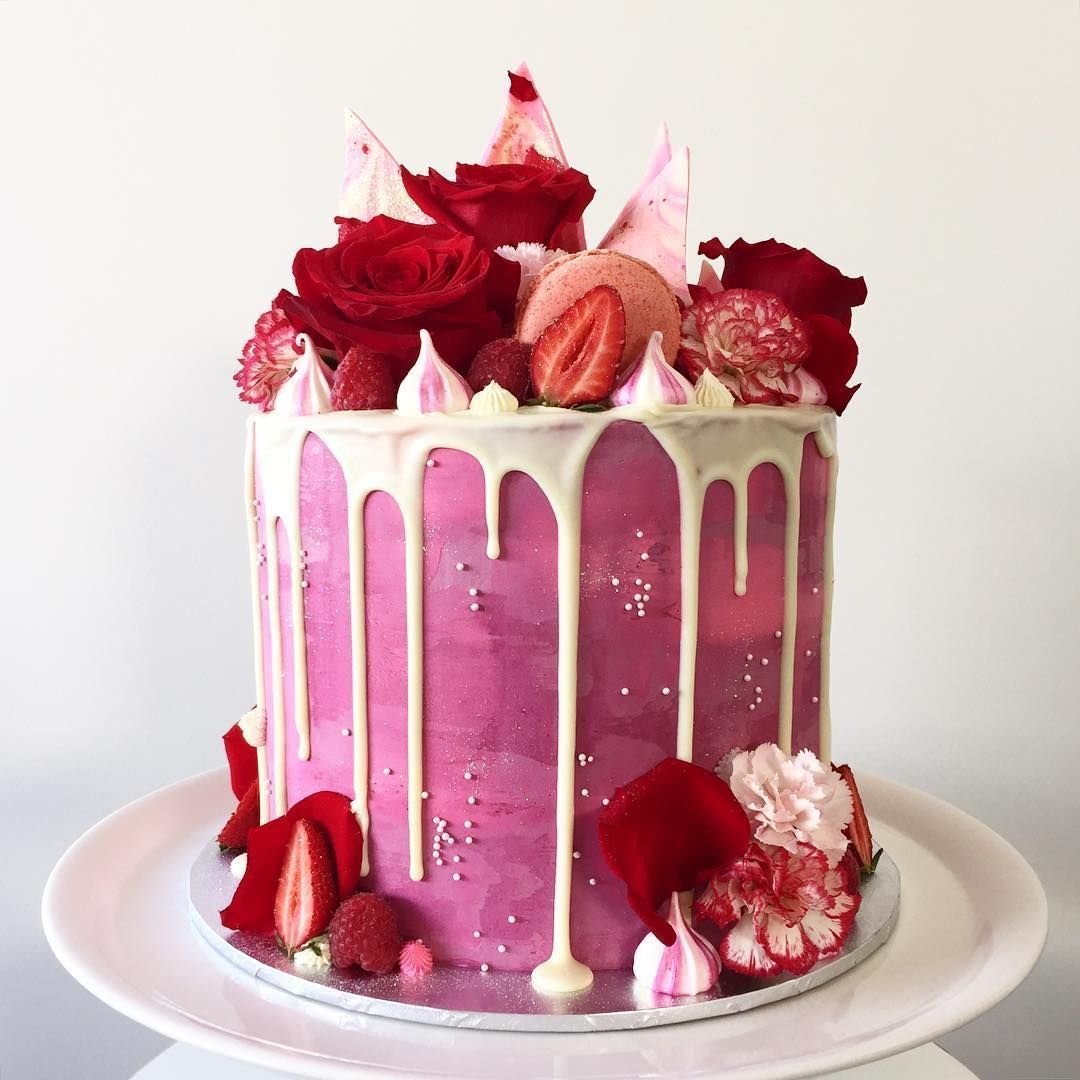 Торт с шоколадными подтеками