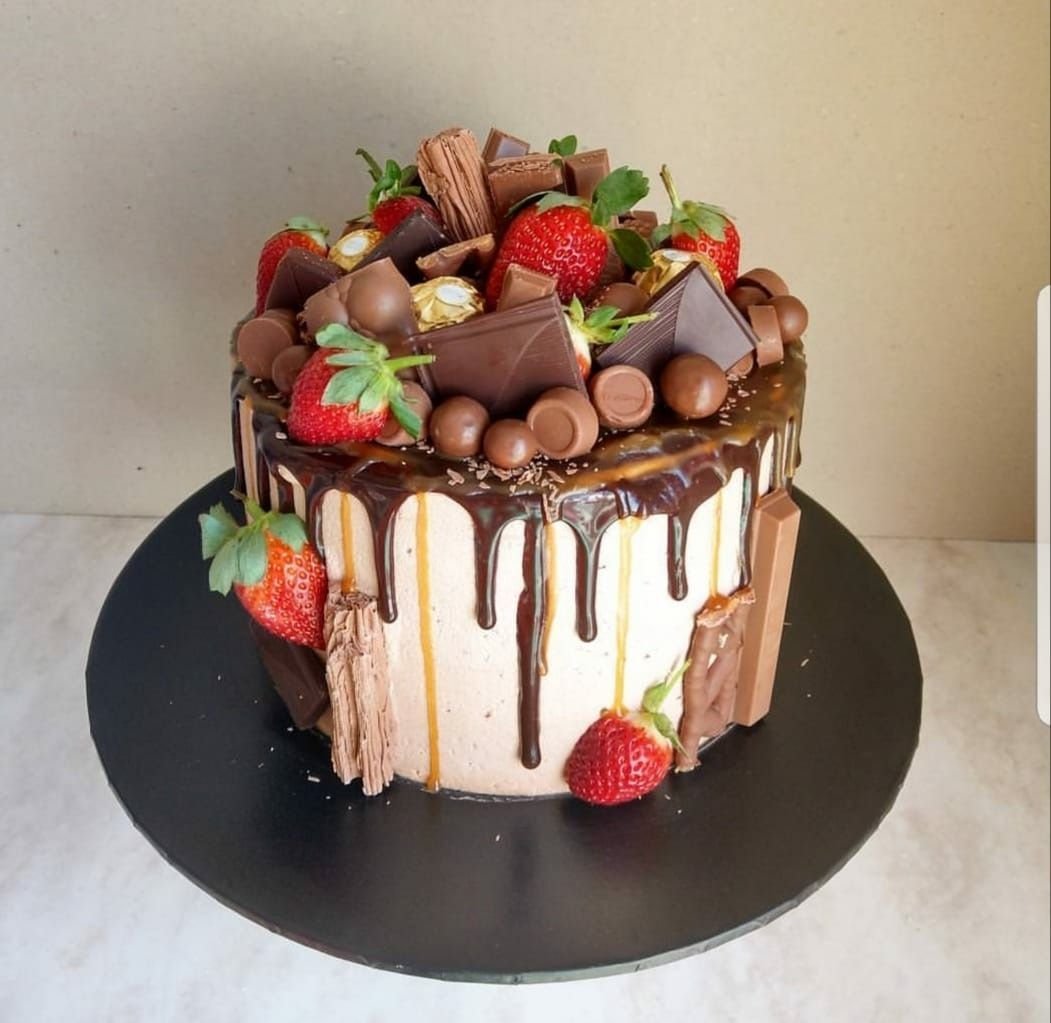 Украшение торта с бутылочкой