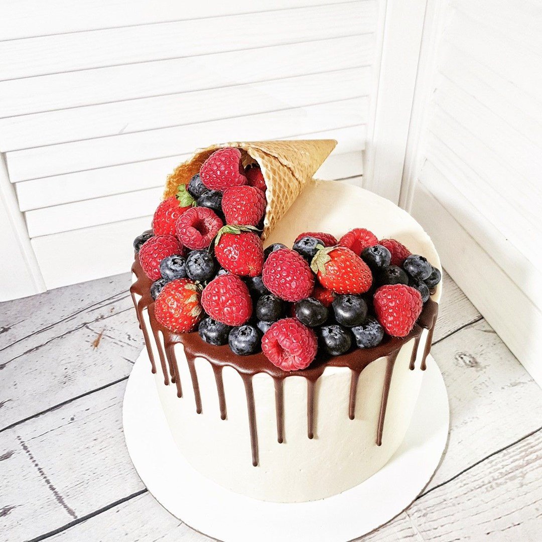 Украшение торта малиной