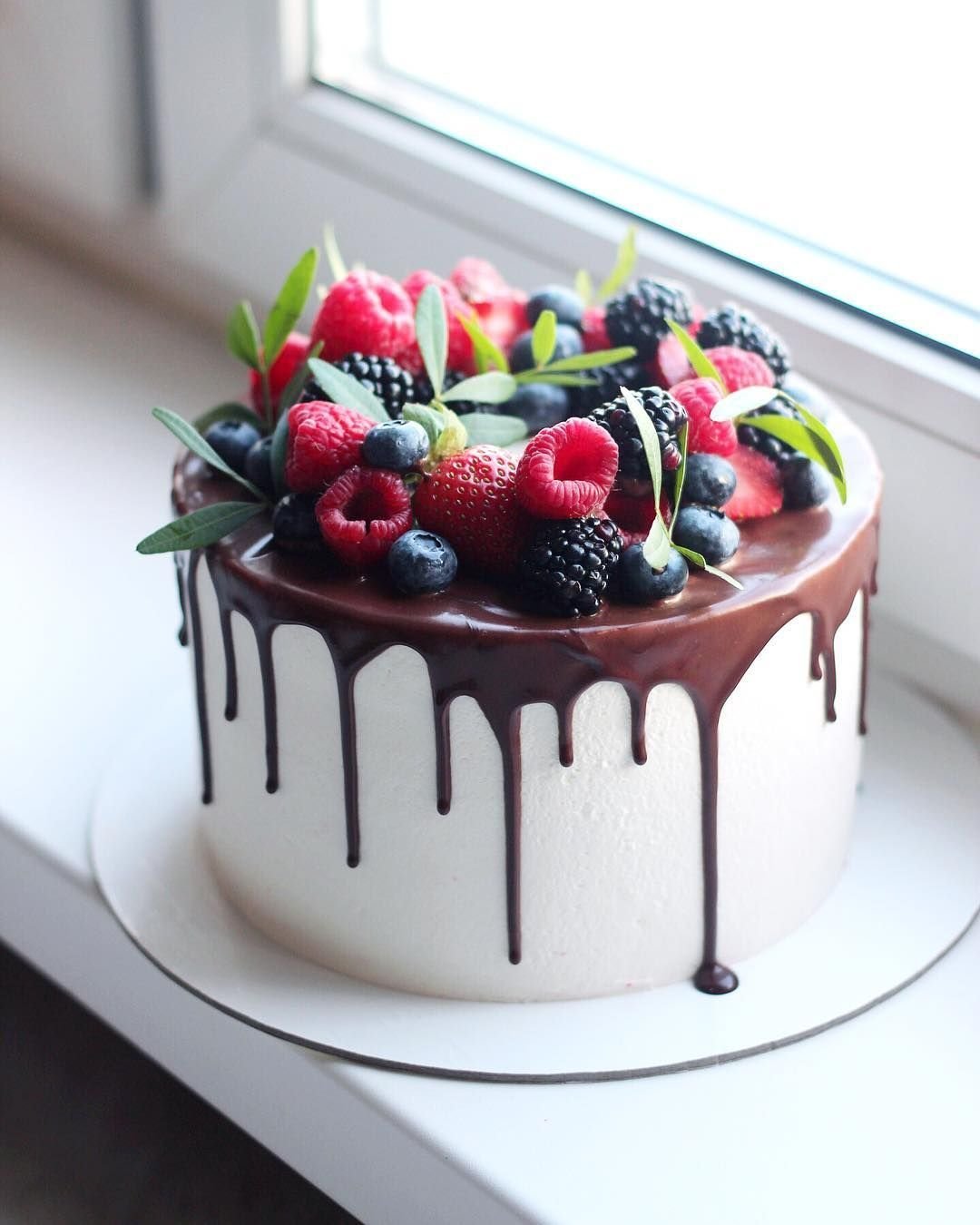 Украшение торта ягодами